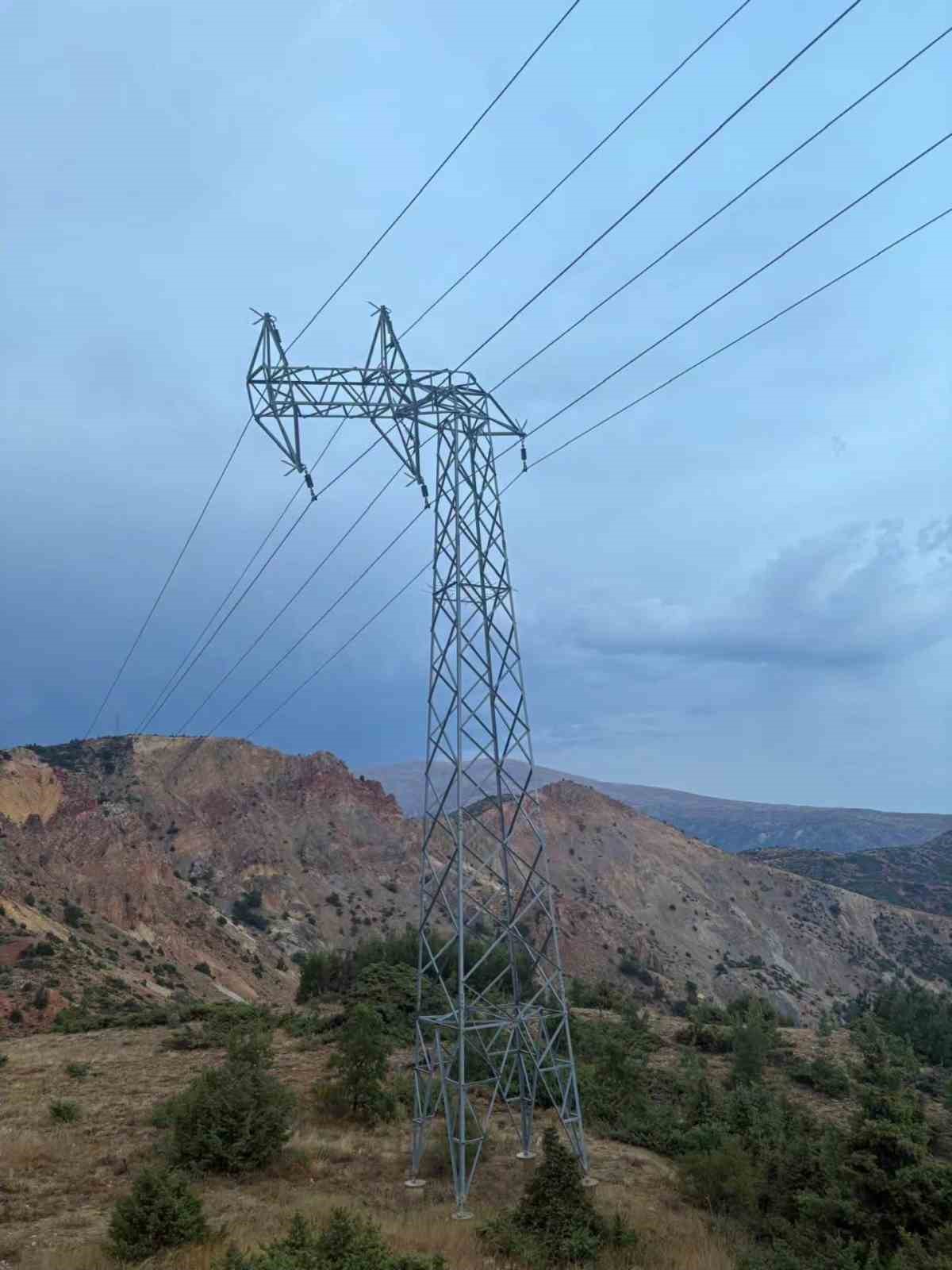 Kemaliye’de Fırtına Elektrikleri Kestikten Sonra Köylüler Zor Anlar Yaşıyor