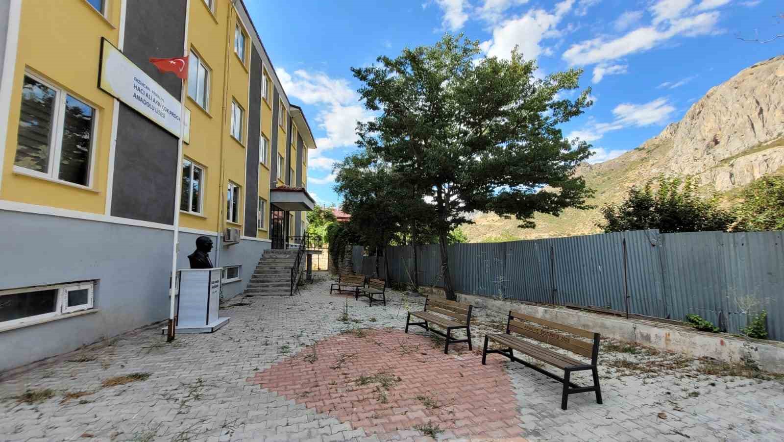 Kemaliye'deki Tehlikeli İstitat Duvarı Öğrencileri Endişelendiriyor