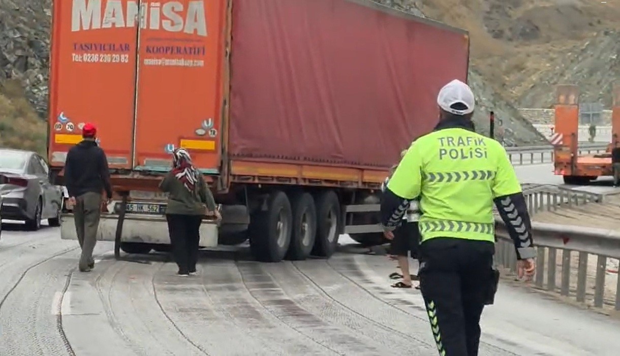 Erzincan-Sivas kara yolunda tır bariyere çarptı, ulaşımda aksama yaşandı