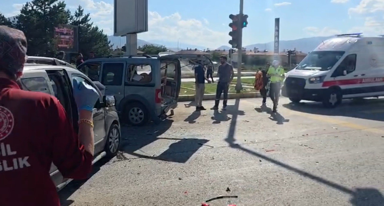 Erzincan’da İki Araç Çarpıştı: Dört Yaralı
