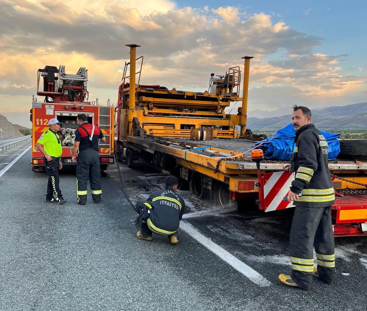 Erzincan’da Tır Dorsesi Alev Alev Yandı