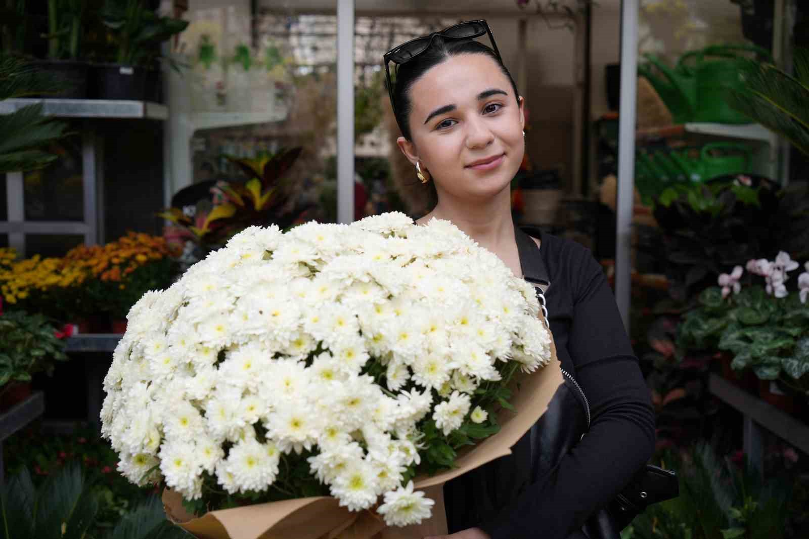 Sonbaharın Gözdesi: Kasımpatı ve Sıklamen