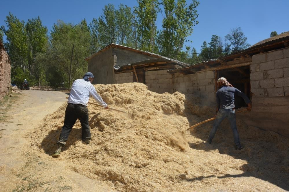 Tercan'da Çiftçiler Kışa Hazırlanıyor