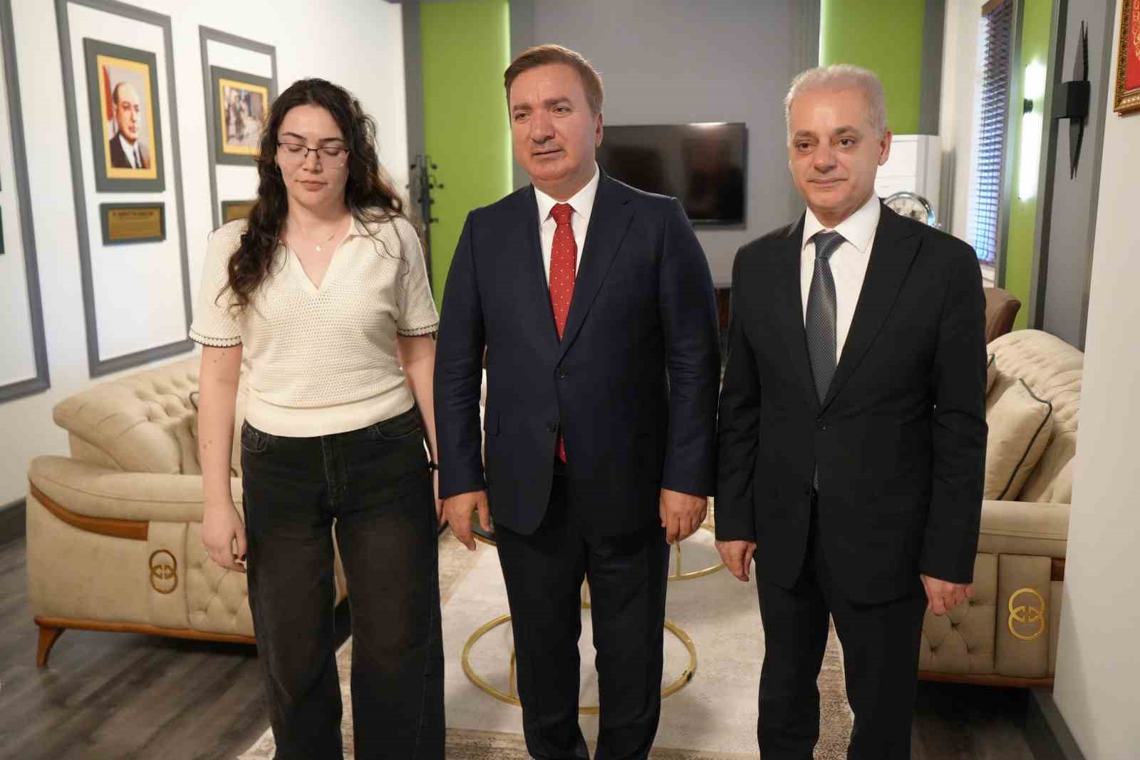 Zorlukları Geride Bıraktı, Başhekim Oldu!