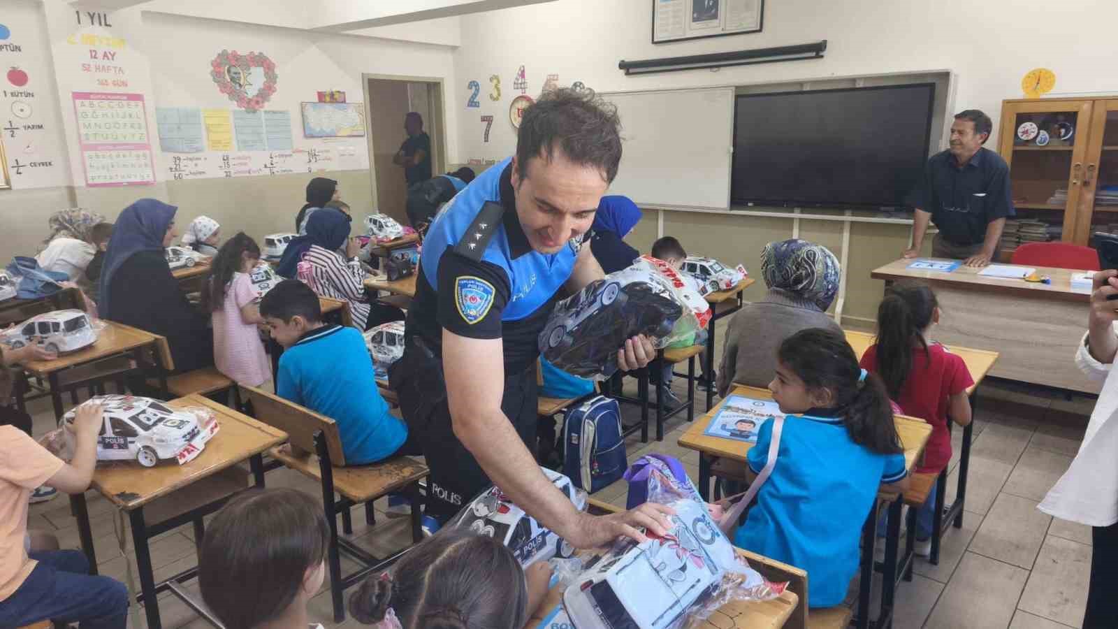 İzmir'de Öğrenciler için Polis Ekiplerinden Sıcak Karşılama