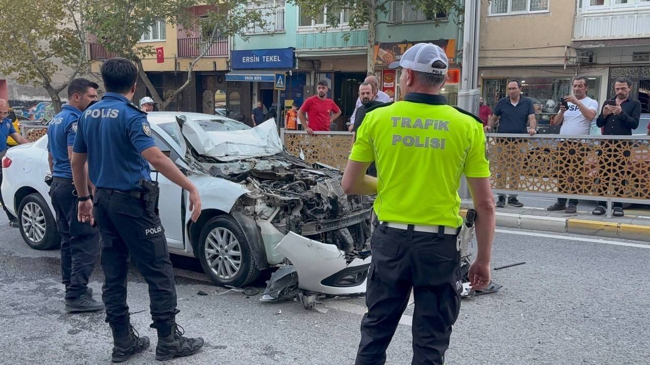 İzmir'de Otomobil Belediye Otobüsüne Çarptı: Sürücü Ağır Yaralı