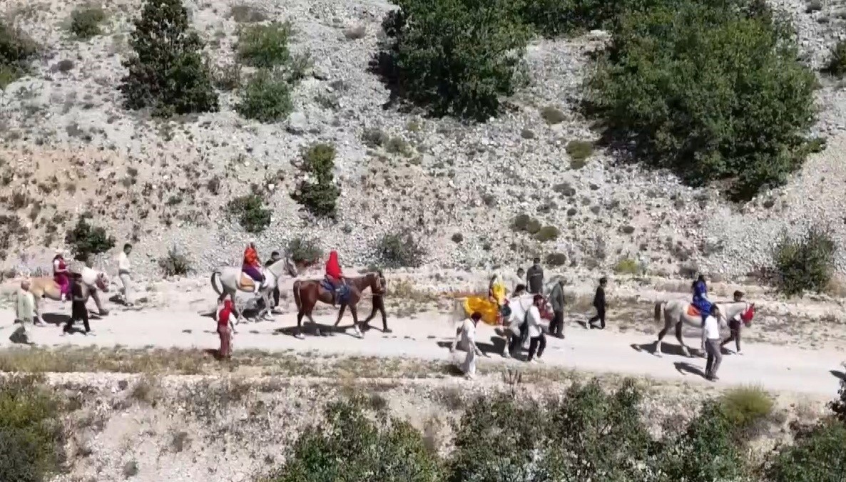 Erzincan'da Atlı Düğün Alayıyla Gelenekler Yaşatılıyor