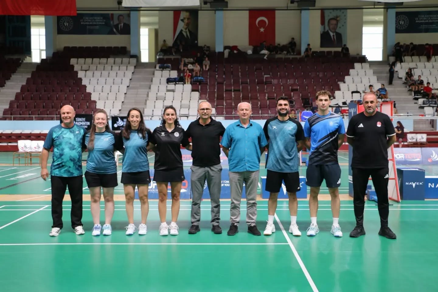 İzmirli Badmintonculara Raket Hediye Edildi