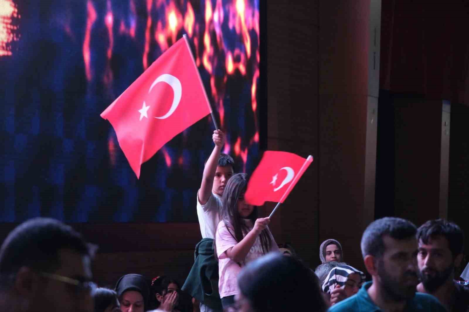 Mustafa Yıldızdoğan Erzincan’da Coşkuyla Konser Verdi