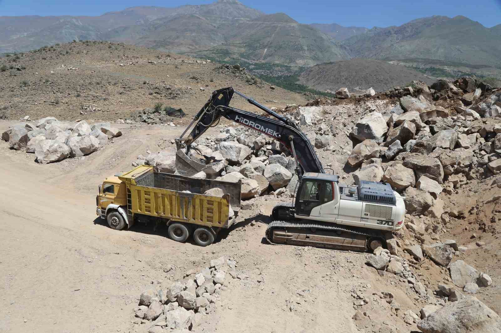 Yüzyıllık Dayanıklılıkla Şehir Sokaklarını Süsleyen Andezit Taşı
