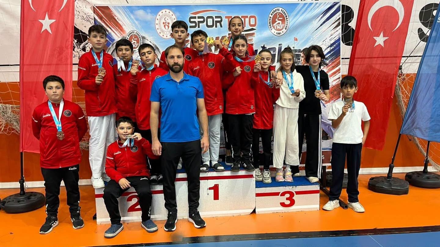 Erzincanlı Karatecilerden Kars'ta Büyük Başarı: 13 Madalya ile Dönüyorlar