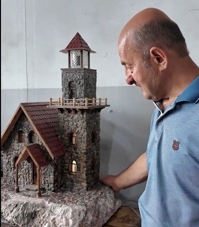 Minyatür Evlerin Ustası: Emekli Mehmet Akyüz Doğadan Taşlarla Sanat Yaratarak Zamanını Değerlendiriyor