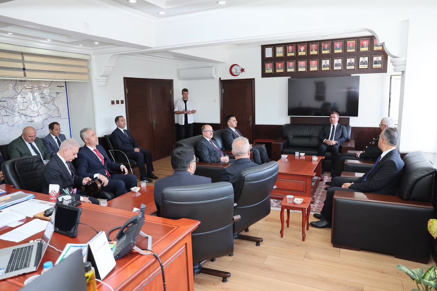Vali Aydoğdu, Jandarma Komutanı Altundarak’a Taziye Ziyaretinde Bulundu