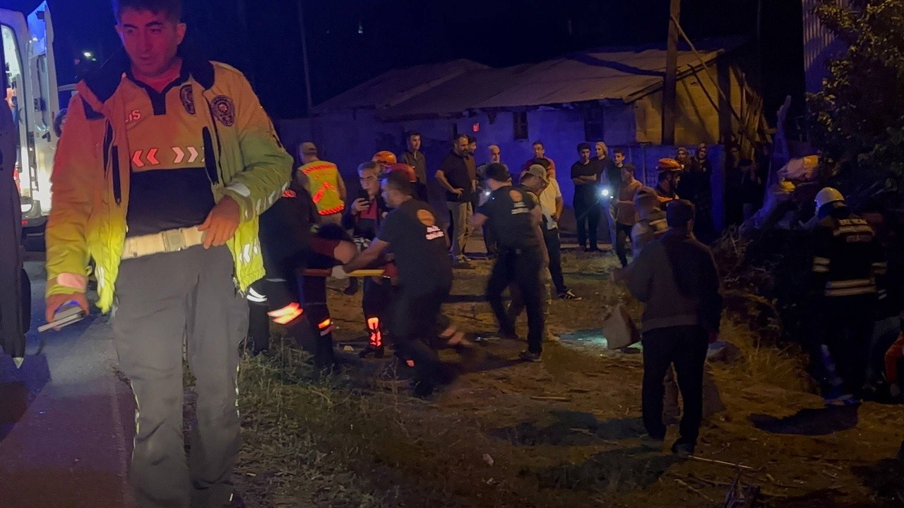 Erzincan'da Takla Atan Araçta Karı-Koca Yaralandı