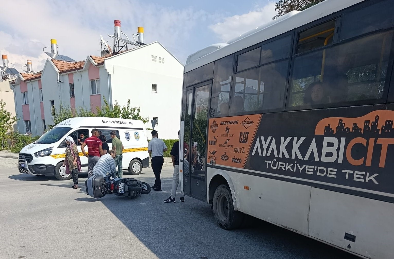 İzmir'de Midibüs ile Motosiklet Çarpıştı: Yaralı Var