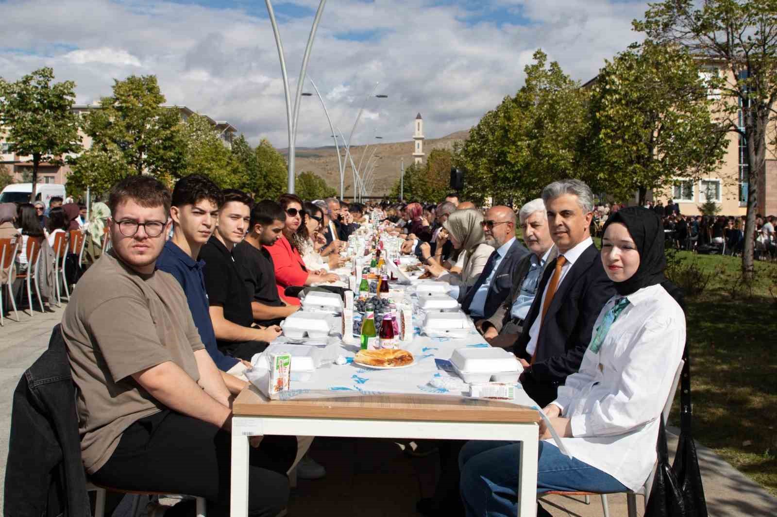 EBYÜ Öğrencileri Hoş Geldin Kahvaltısı'nda Bir Araya Geldi