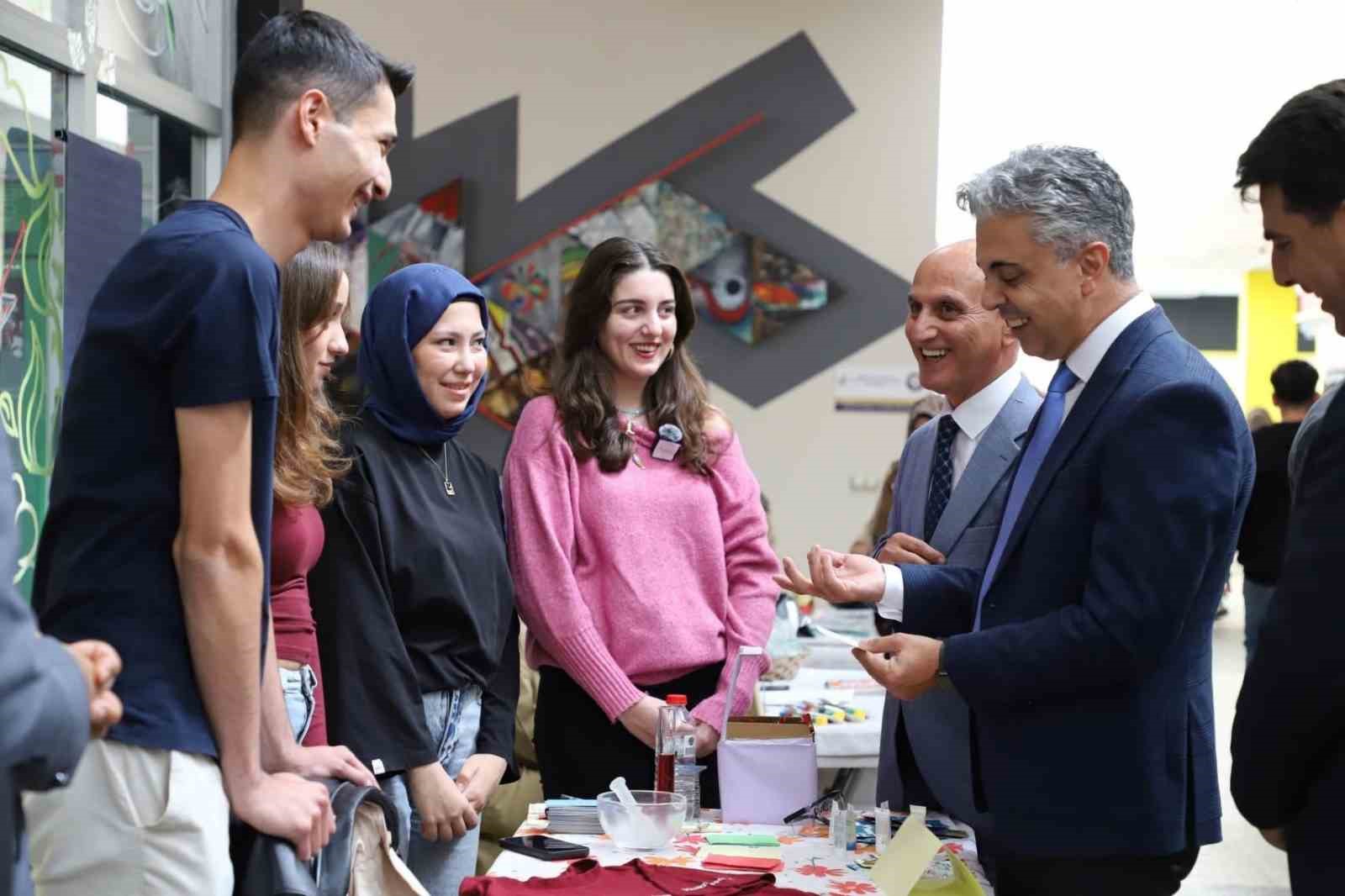 Rektör Kuyrukluyıldız, Öğrenci Kulüplerinin Tanıtım Stantlarını İnceledi