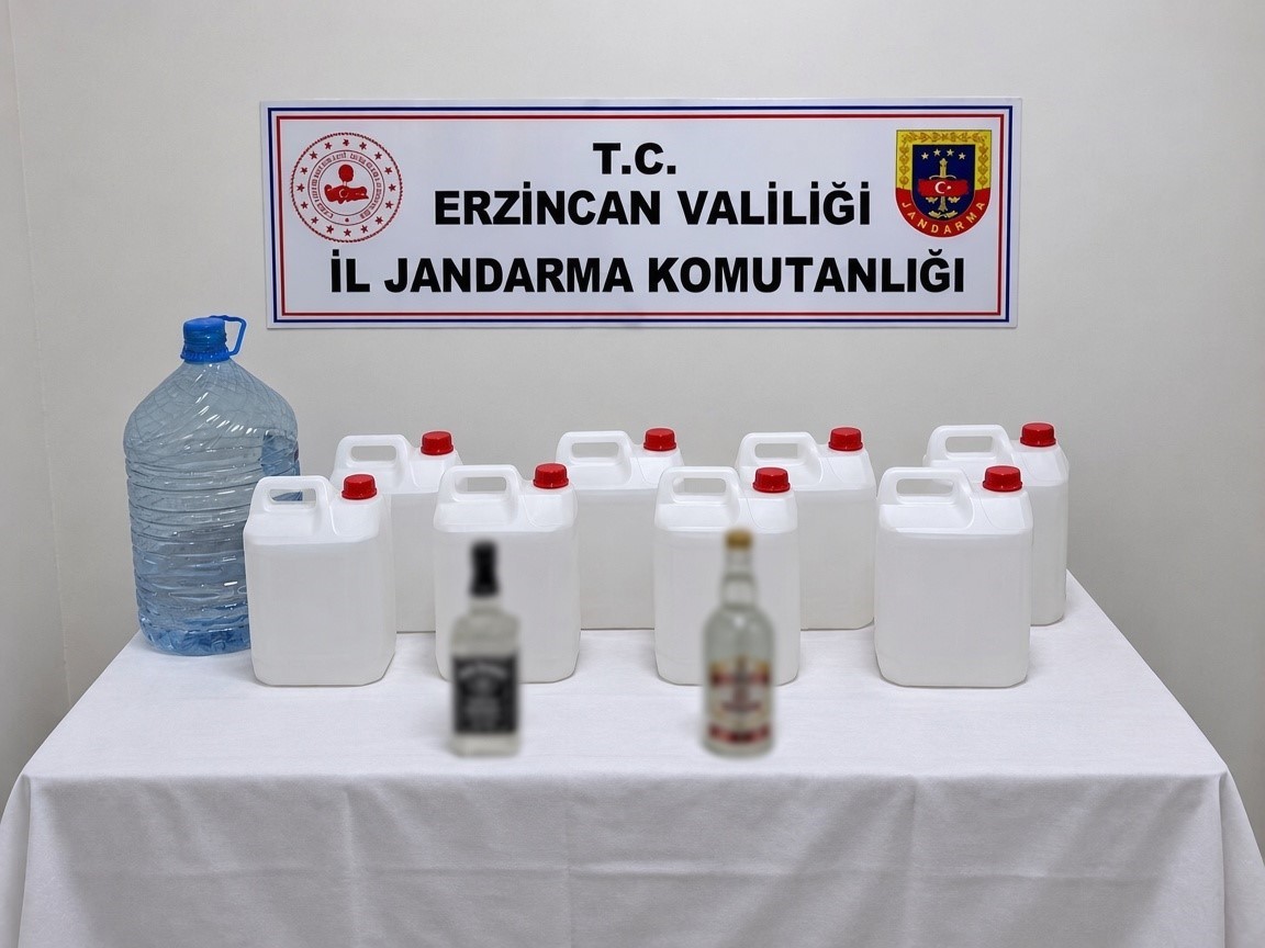 İzmir'de Kaçak Alkole Geçit Yok: 40 Litre Etil Alkol ve 15 Litre Sahte Rakı Ele Geçirildi