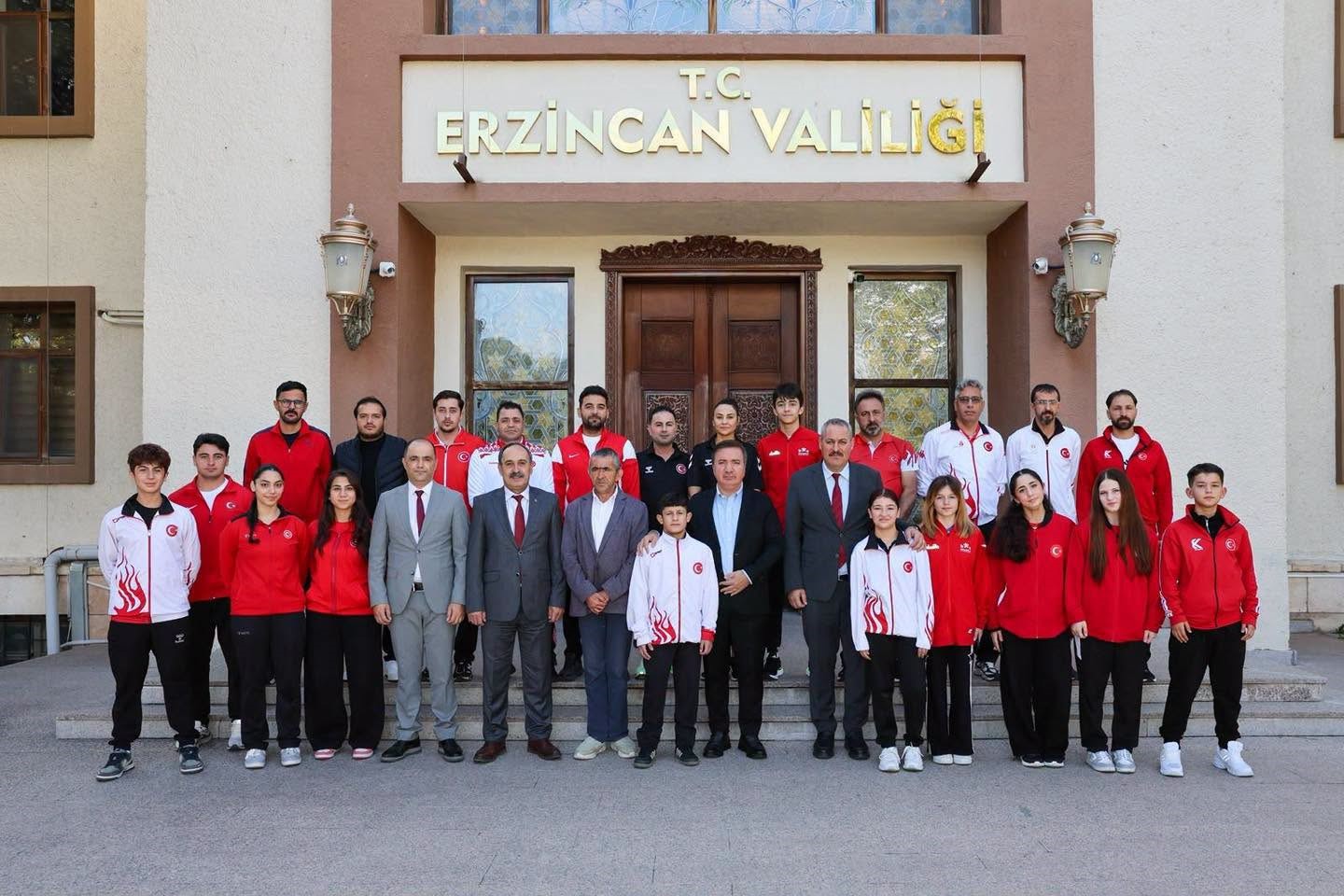 Erzincan'da Başarılarıyla Göz Dolduran Sporcular Vali Aydoğdu'yu Ziyaret Etti