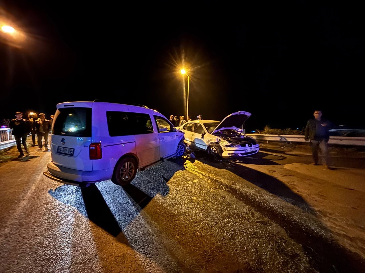 İzmir'de Ticari Araç ile Otomobil Çarpıştı: 2 Yaralı