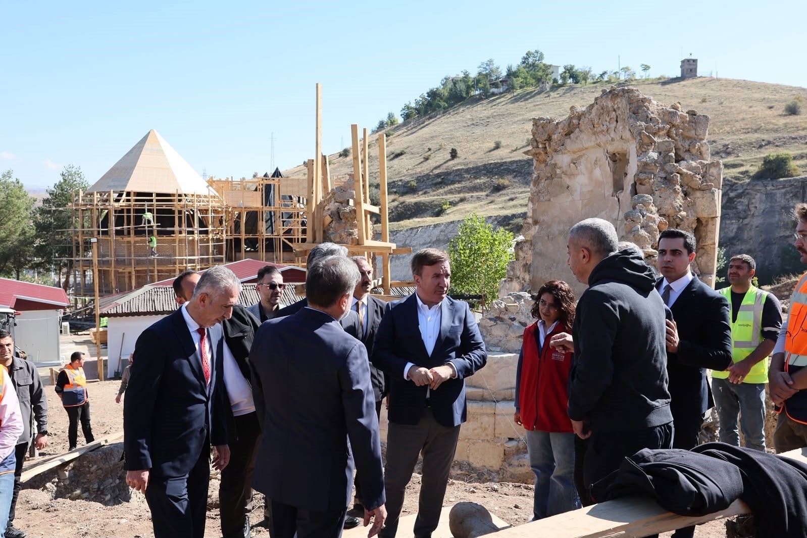 Kemah Sultan Melik Türbesi'nde Restorasyon Çalışmaları Yerinde İncelendi
