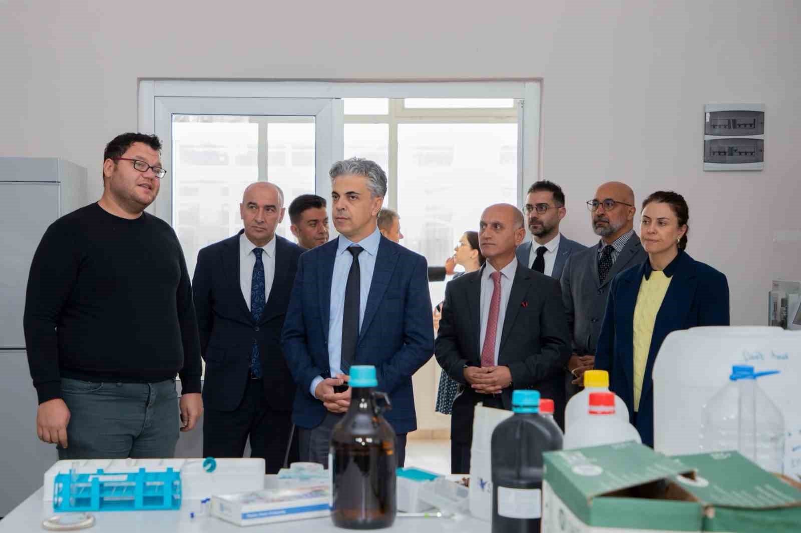 EBYÜ Rektörü Kuyrukluyıldız, Araştırma Laboratuvarını Ziyaret Etti