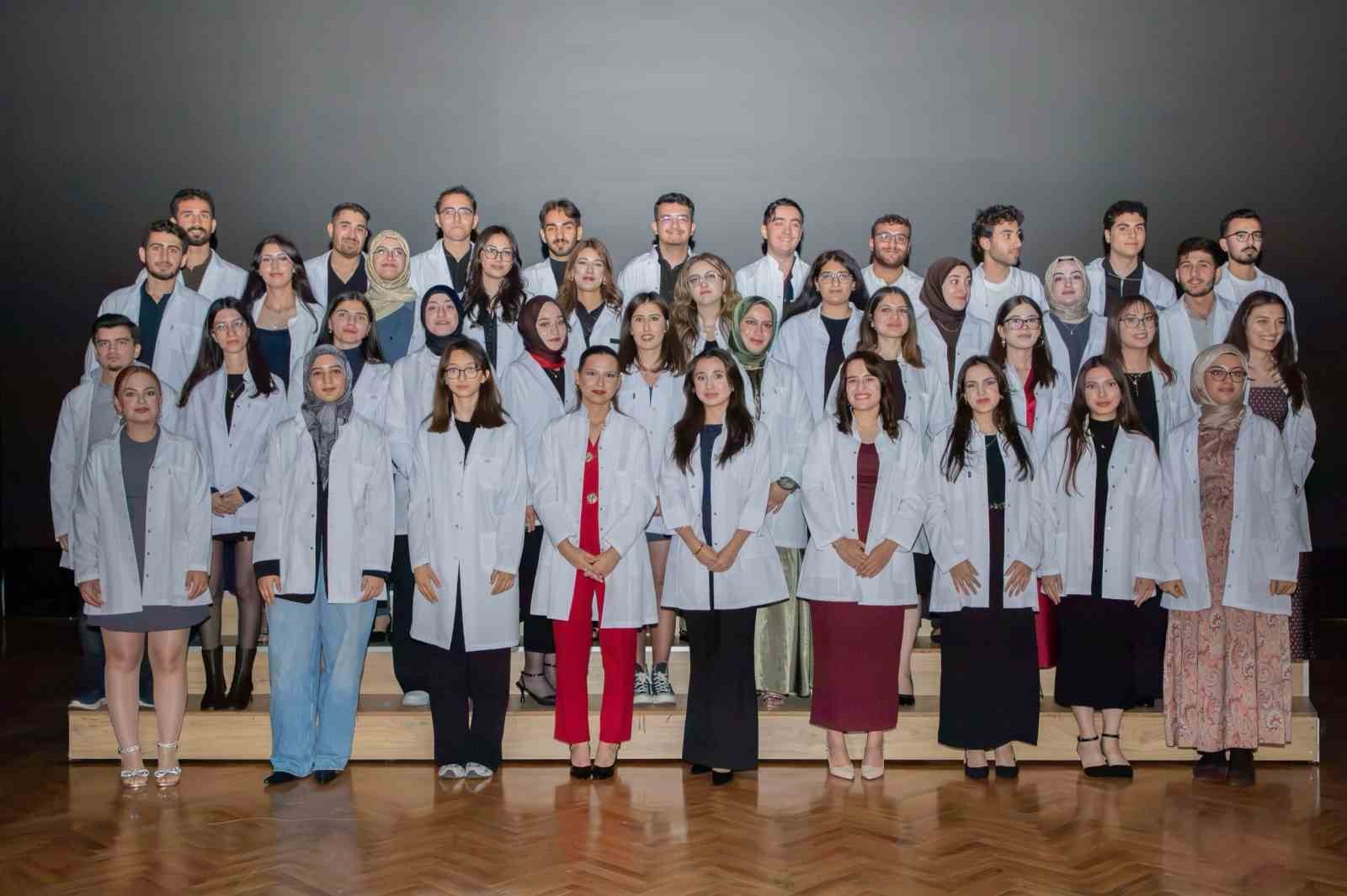 Diş Hekimliği Öğrencileri Beyaz Önlüklerini Giydi