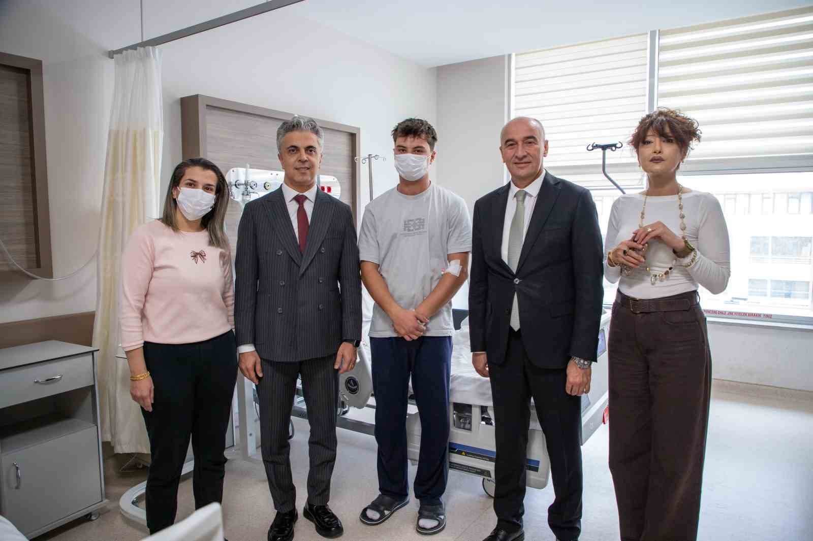 Rektör Kuyrukluyıldız, Tedavi Gören Öğrencileri Ziyaret Etti