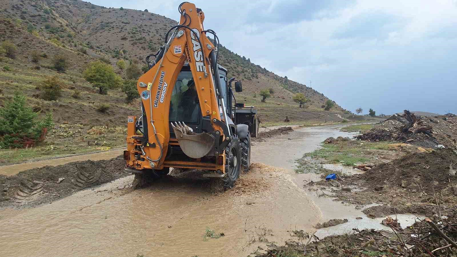 Sağanak Yağışlar Erzincan'da Su Baskınlarına Yol Açtı