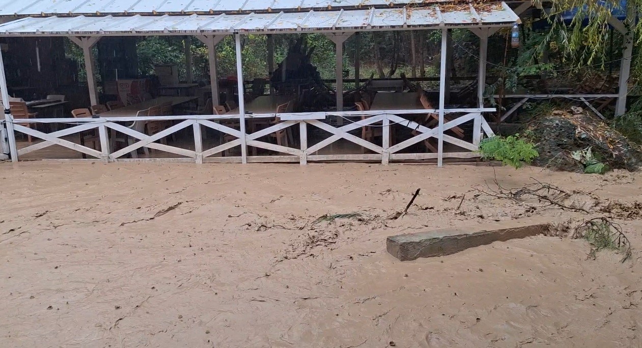 Erzincan'da Sağanak Yağış Sonrası Sel Felaketi: Ulaşım Aksadı