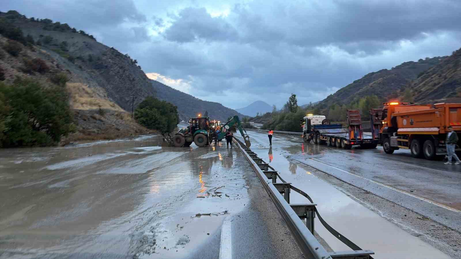 Erzincan-Erzurum Kara Yolu Yeniden Trafiğe Açıldı