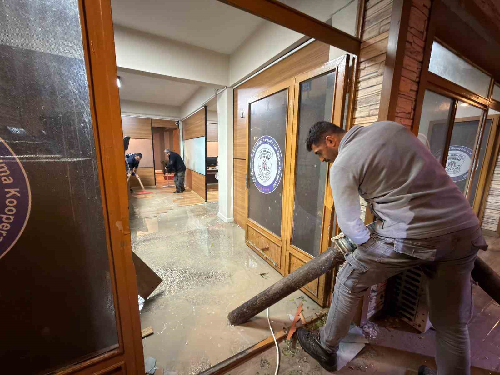 Kemaliye'de Dolu ve Sağanak Yağış Heyelan ve Su Baskınlarına Neden Oldu