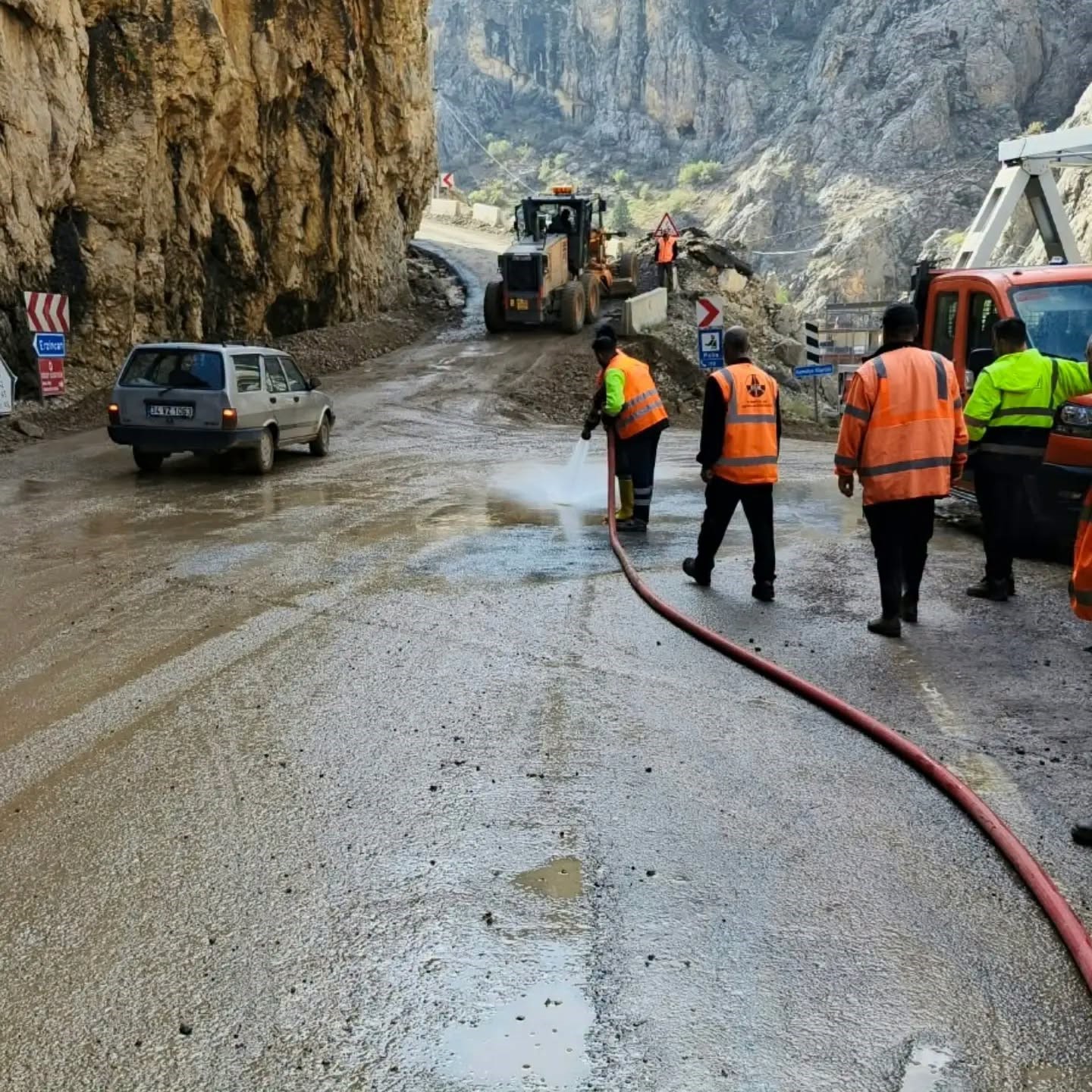 Kemaliye'de Şiddetli Yağışların Ardından Yollar Yeniden Açıldı
