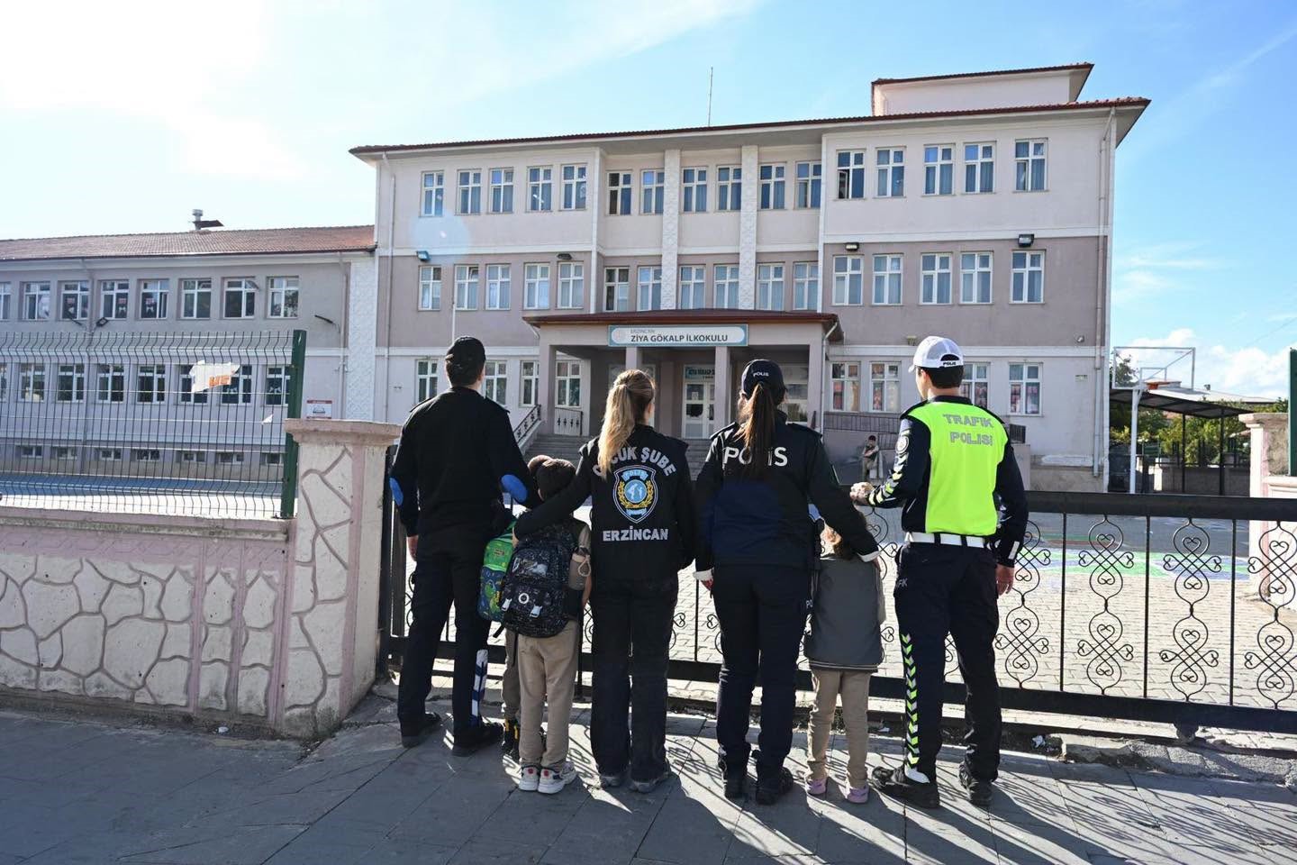 Erzincan'da Okul Çevrelerinde Güvenlik Kontrolleri Yapıldı