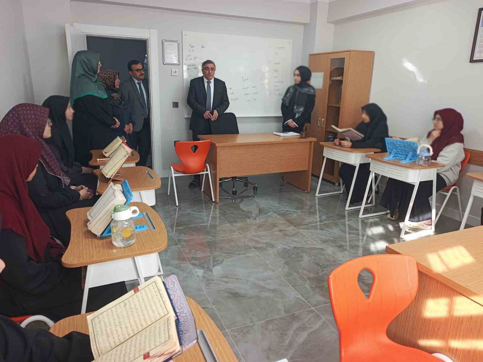 Kız Kur’an Kursu'na Ziyaret; İl Müftüsü Yazıcı'dan Öğrencilere Destek