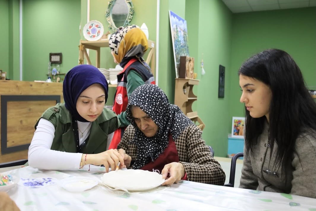 Gençler ve Yaşlılar Erzincan'da Sanatla Buluştu