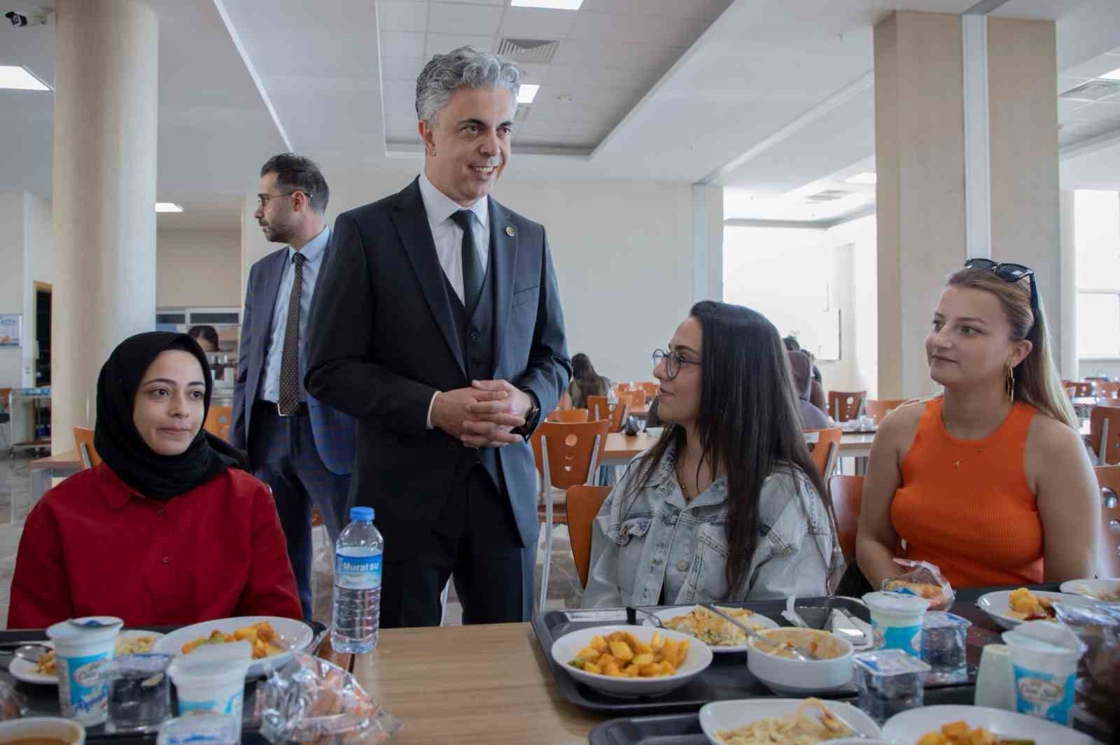 Rektör Kuyrukluyıldız, Öğrencilerle Bir Araya Gelerek Sorunları Dinledi