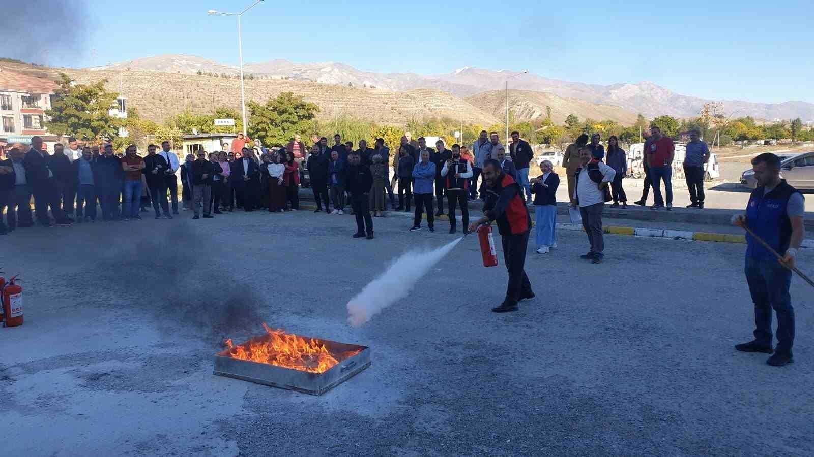 Erzincan'da Sağlık Personeline Yangın Söndürme Eğitimi