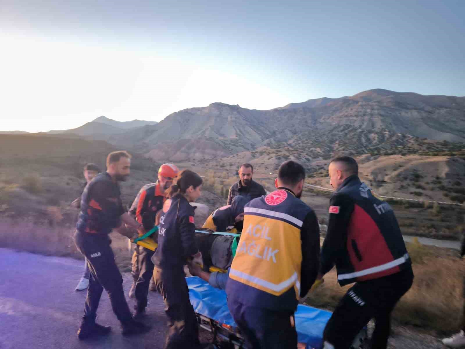 Erzincan'da Devrilen Traktörün Sürücüsü Kurtarıldı