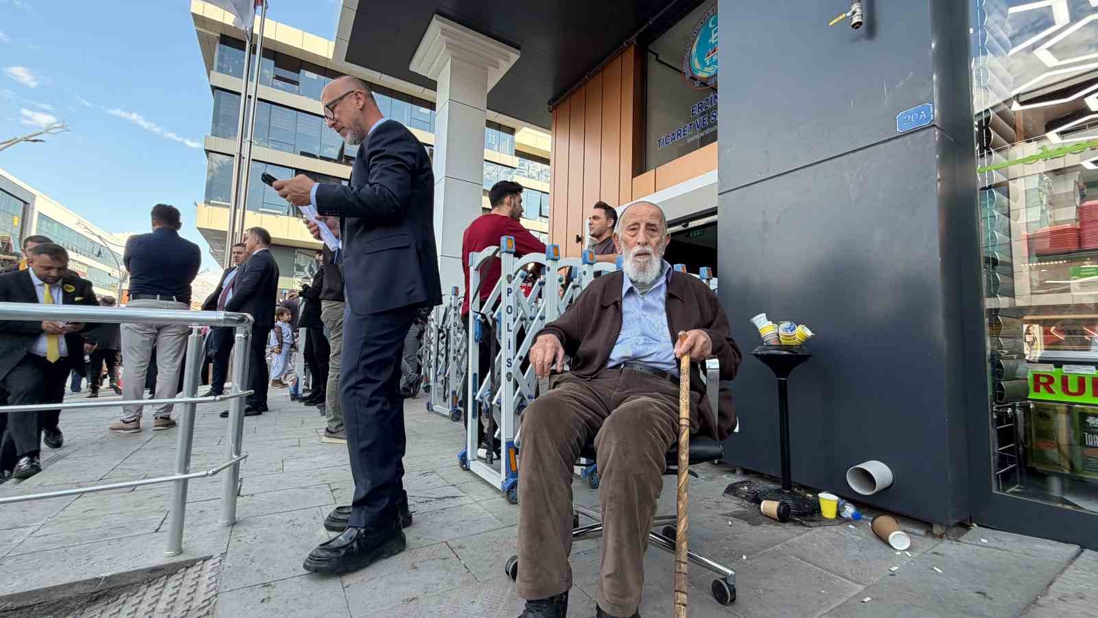 93 Yaşındaki İsmail Akbaş, Erzincan TSO Seçimlerinde Oy Kullandı