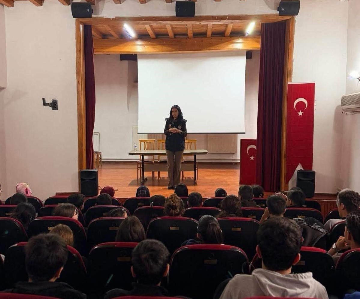 İzmir'de Gençlere Dijital Güvenlik Eğitimi Verildi