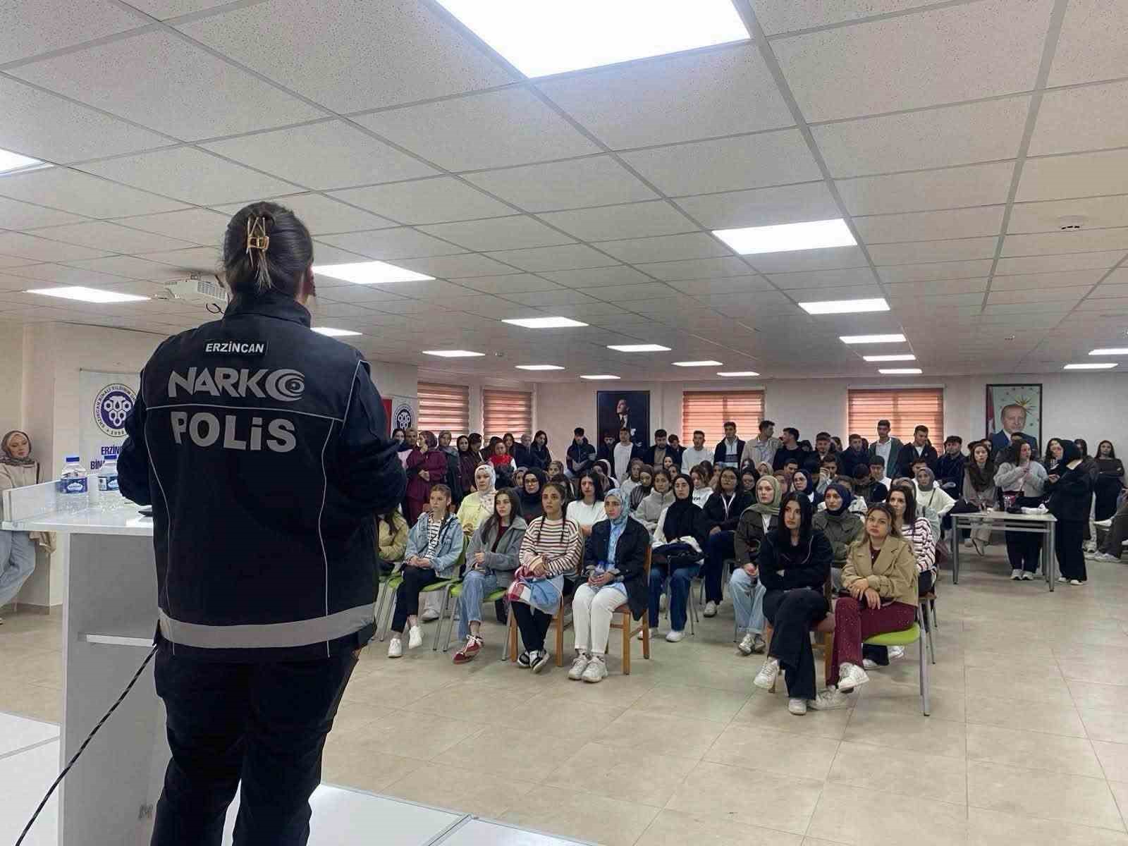 Uyuşturucuya Karşı Gençlere Narkorehber Eğitimi Verildi