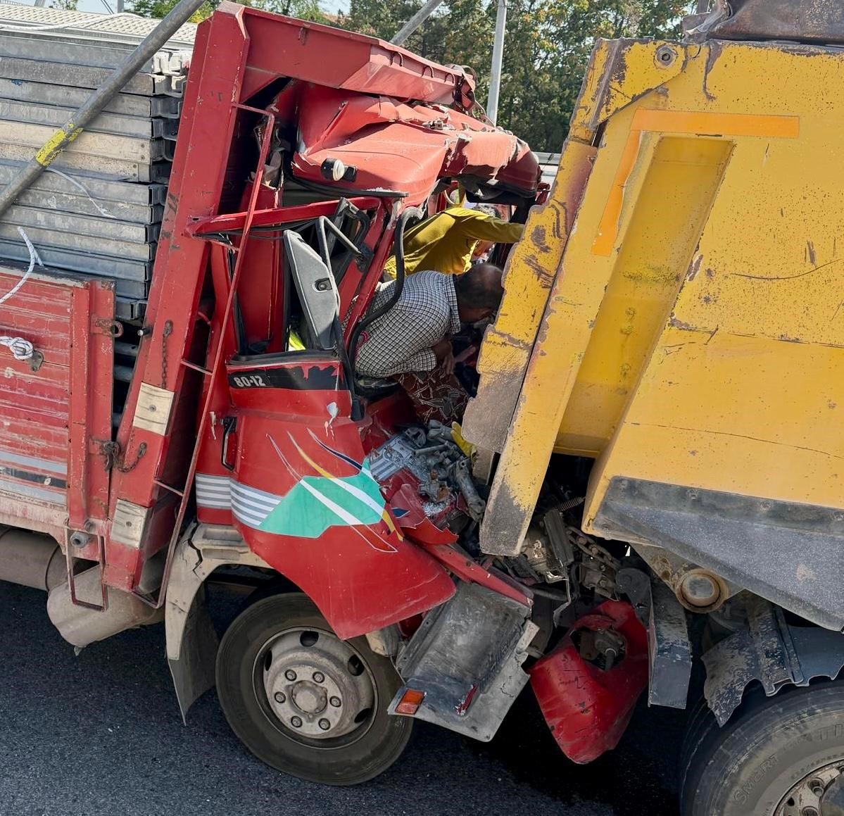 Aksaray'da Korkunç Kaza: Kamyonet Kamyona Çarptı, 2 Yaralı