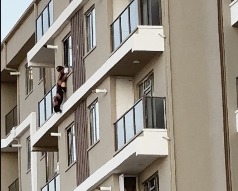 Aksaray'da Genç Kadın Balkonun Kenarında İntihar Girişiminde Bulundu