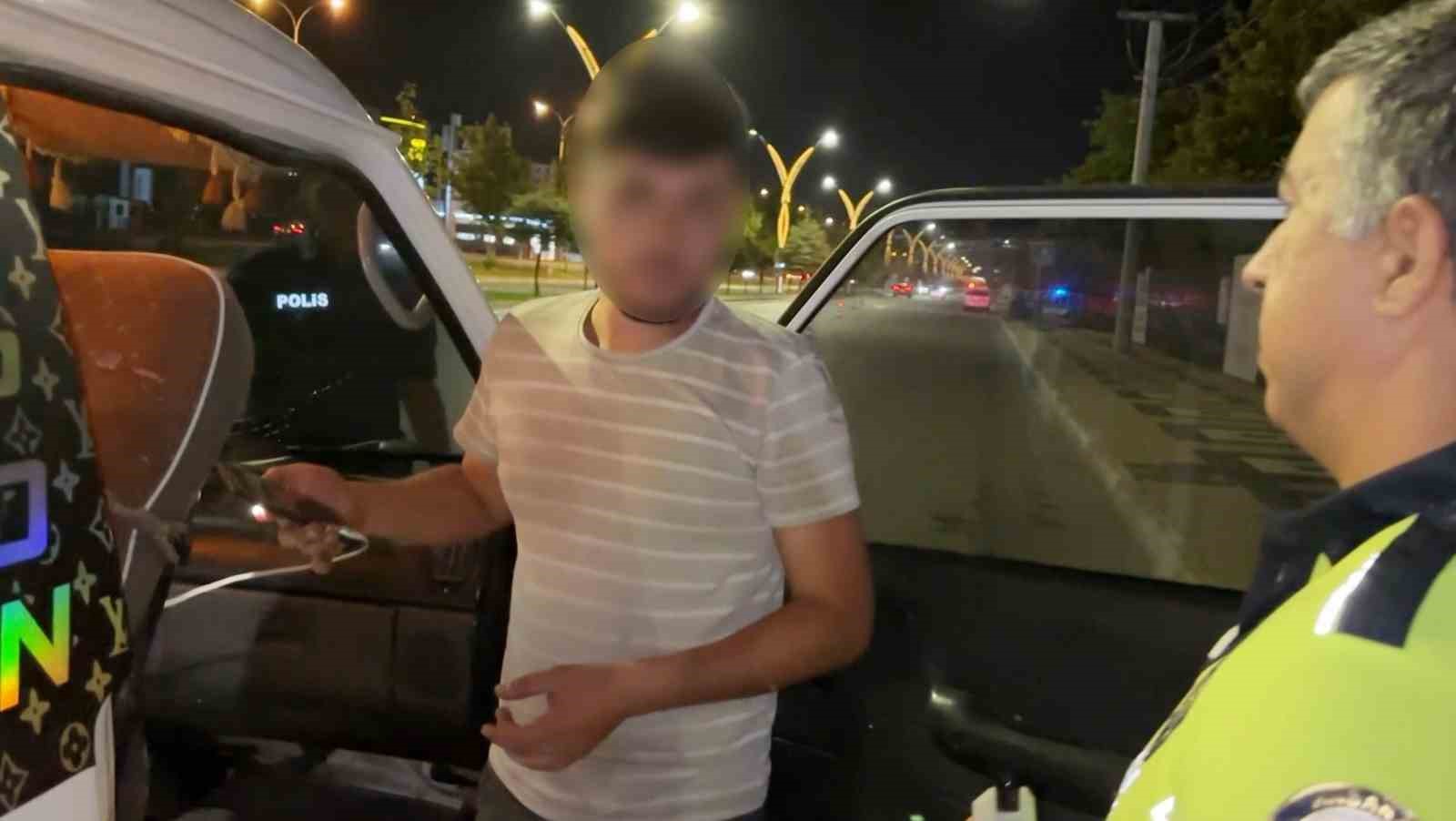 Alkollü Sürücünün Arıza Oyunu Polis Tarafından Faciaya Dönüşmeden Durduruldu
