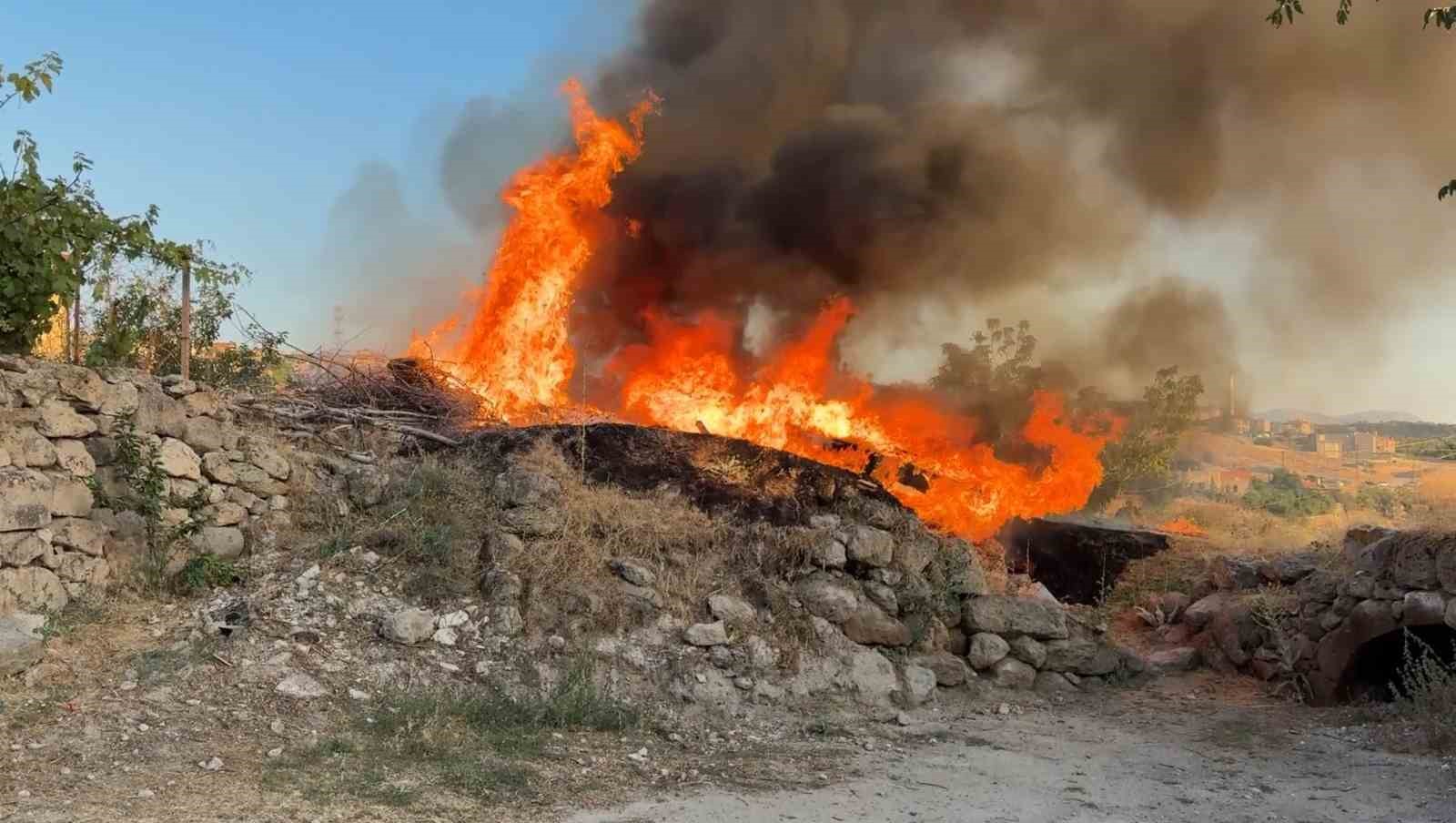 Güzelyurt'ta Tarihi Ev Alev Alev Yandı