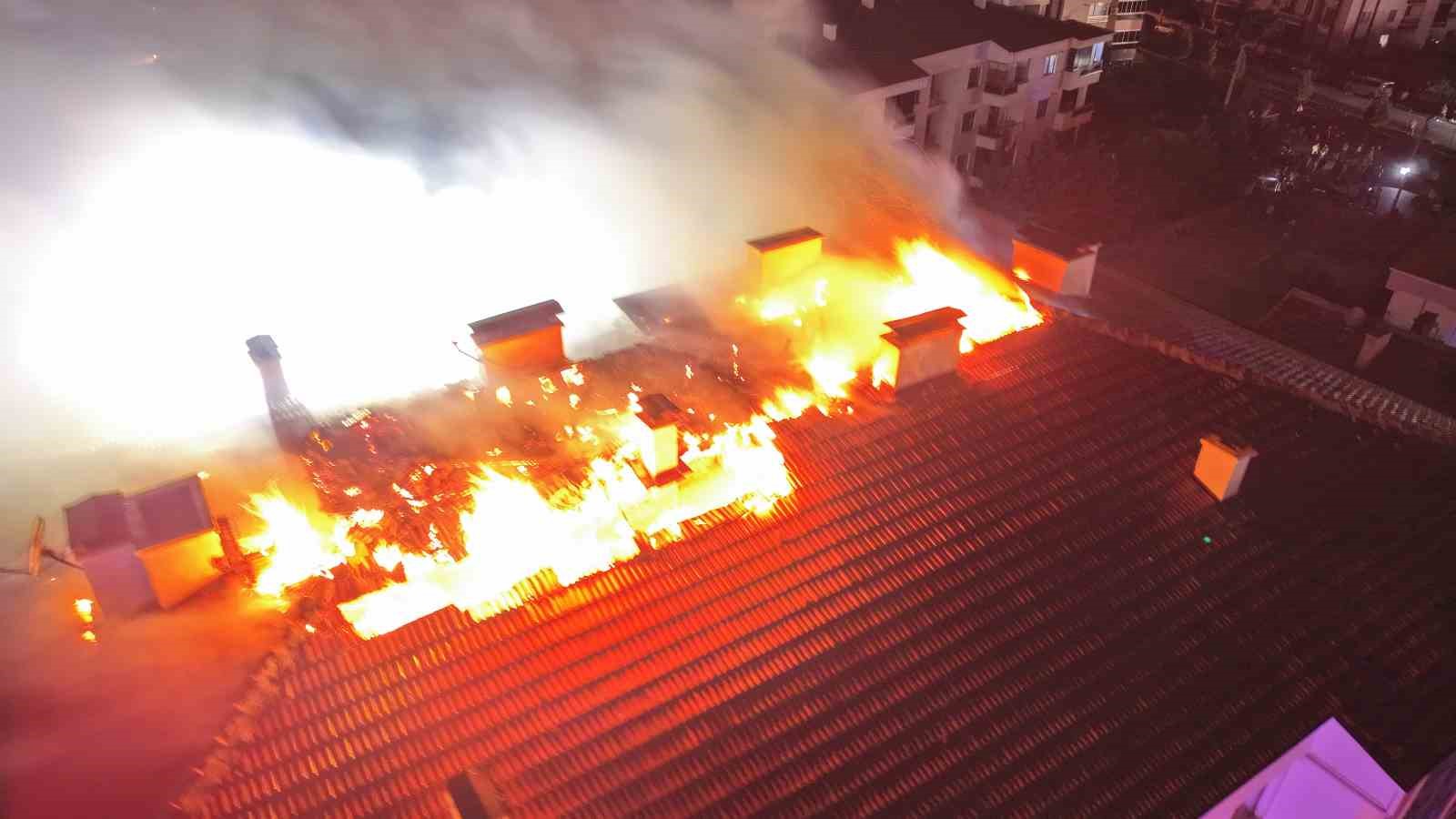Samsun'da Elektrik Panosunda Yangın: Çatı Kısa Sürede Alevlere Teslim Oldu