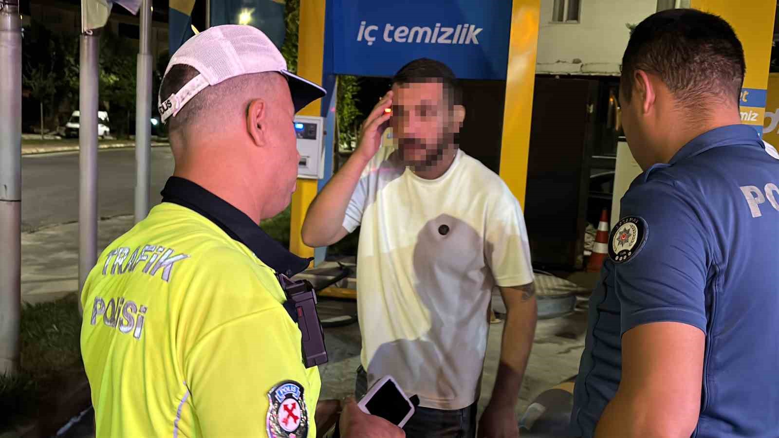 Alkollü Sürücü Park Halindeki Araca Çarptı, Kovalamaca Sonrası Yakalandı