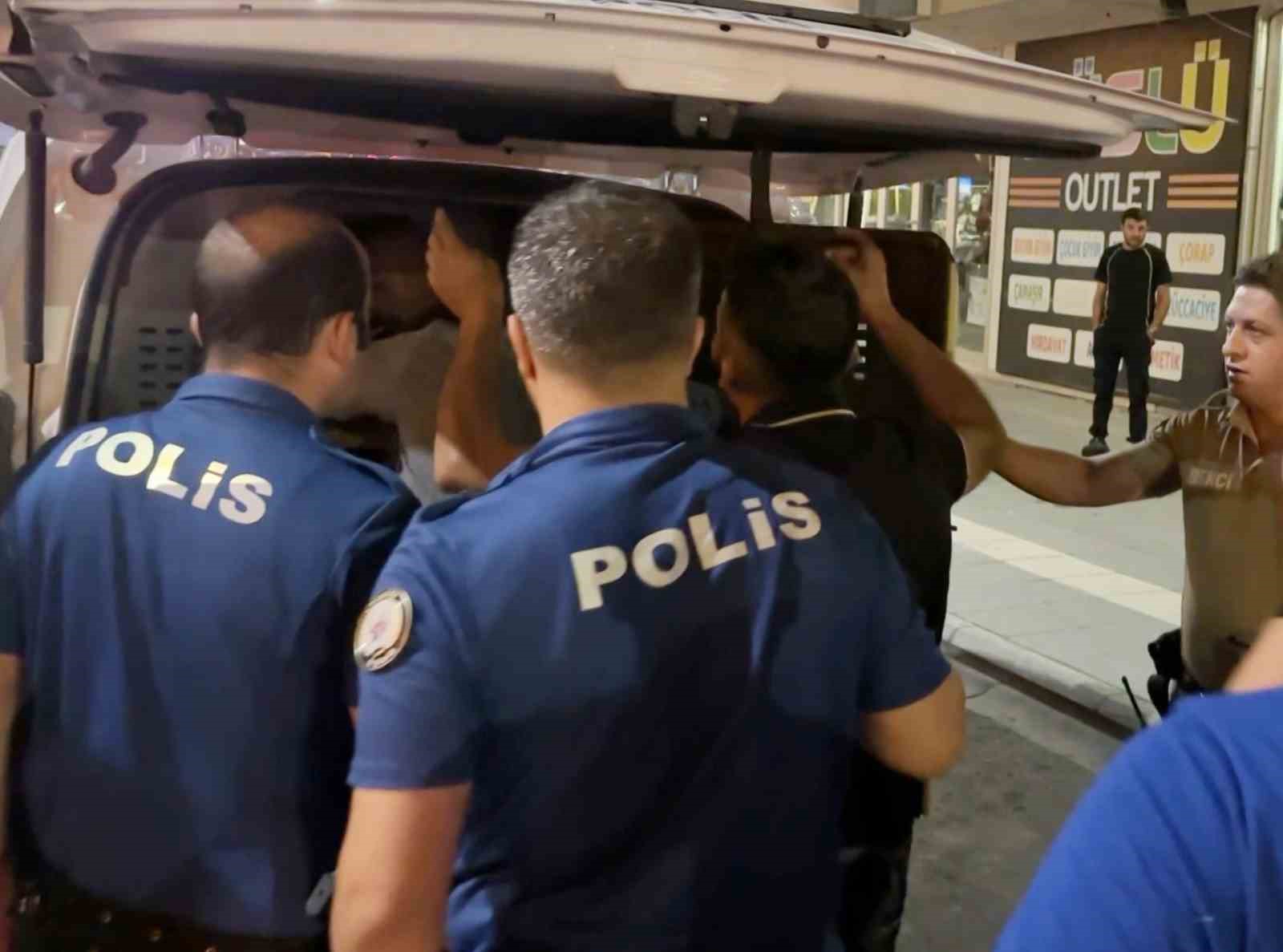 Şarkı Söyleyerek Gözaltına Alındı: Aksaray'da Eğlenceli Anlar Kamerada