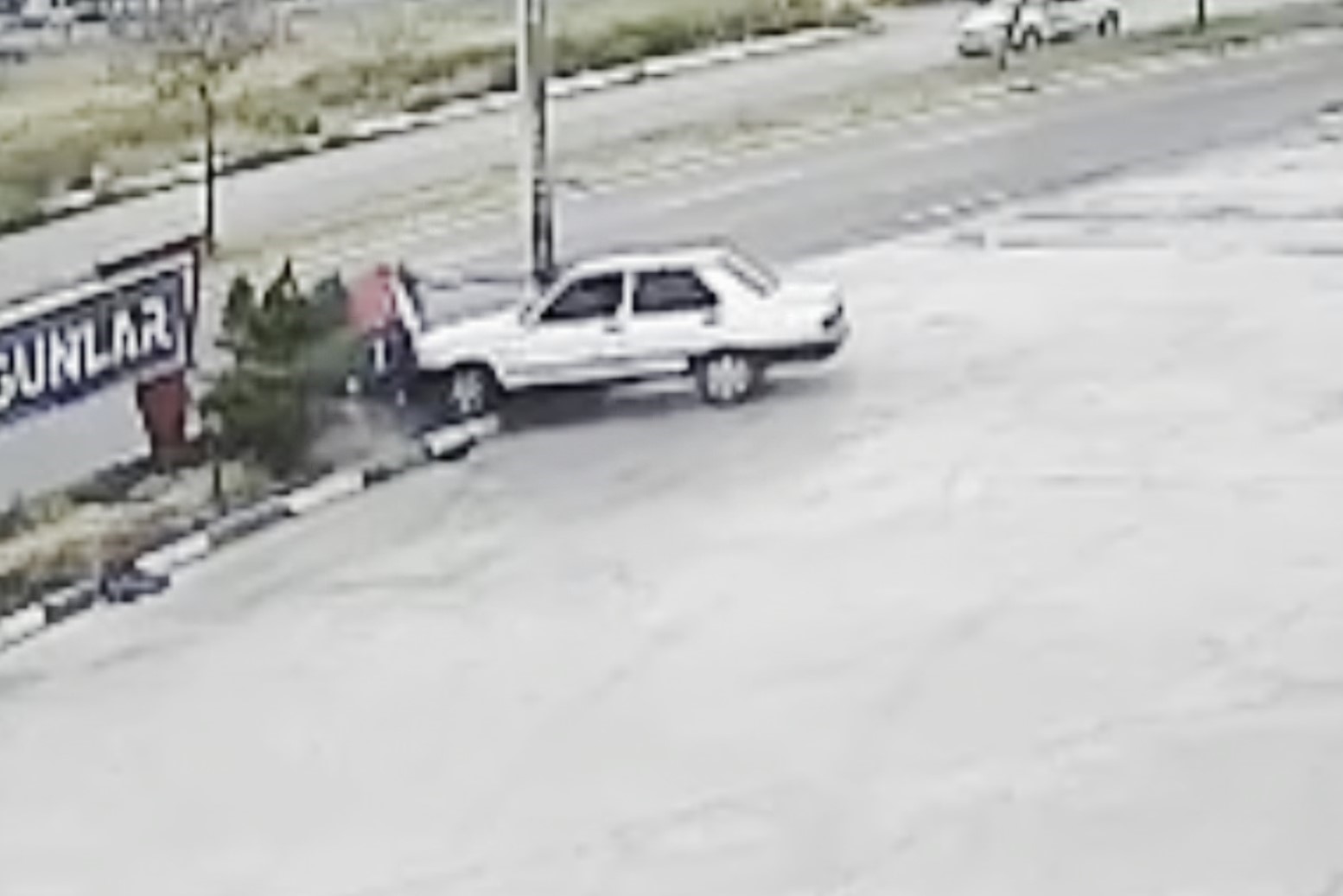 Aksaray'da Otomobilin Refüje Çarpması Kaza Anını Kameraya Yansıttı